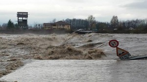 Piemonte, strade invase dalle acque dei fiumi