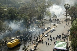 Più di 40 taniche di gas lacrimogeno sono state utilizzate dalla polizia per sedare le proteste