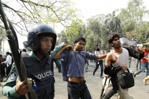 Repressione violenta delle autorità locali contro la protesta pacifica degli attivisti