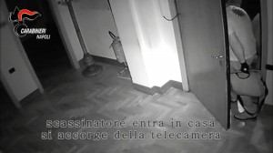 Scassinatore entra in casa
