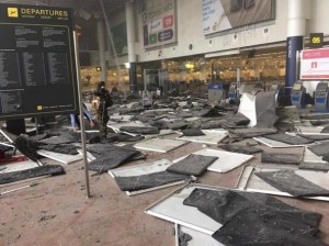 Terrore a Bruxelles, due kamikaze dell'Isis si fanno esplodere dentro l'aereoporto Bruxelles-Nartional