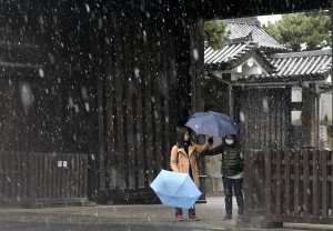 Turiste in visita al Palazzo Imperiale di Tokyo durante la nevicata