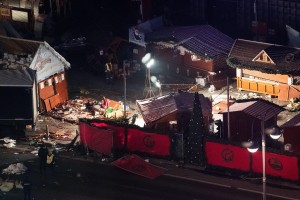 Un'inquadratura dall'alto mostra i danni provocati dal camion dell'attentatore