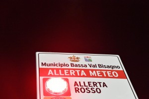 Un cartello annuncia l'allerta rossa a Genova