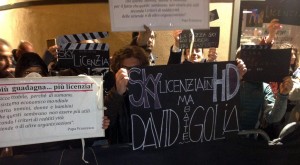 Un momento della protesta dei dipendenti di Sky all'ingresso degli Studios di Via Tiburtina dove si è svolta la cerimonia di premiazione. I lavoratori contestano contro il ridimensionamento della sede di