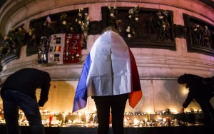 Una donna avvolta nella bandiera francese