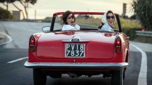 Una foto di scena del film “La pazza gioia” con Micaela Ramazzotti e Valeria Bruni Tedeschi