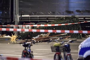 Uno degli alberi caduti di fronte al camion utilizzato per l'attentato ai mercatini di Natale