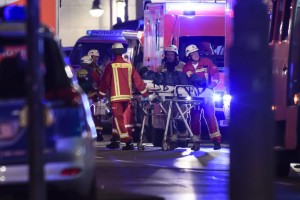 Uno dei feriti dell'attentato a Berlino viene trasportato in un'ambulanza