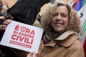 Viene approvato il disegno di legge Cirinnà che introduce finalmente le unioni civili in Italia