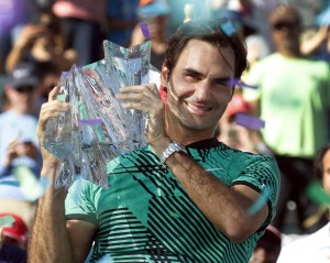 Roger Federer solleva il trofeo dopo aver conquistato la vittoria. Lo svizzero ha ottenuto lo stesso riconoscimento anche cinque anni fa