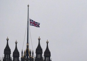 Questa mattina l’Union Jack in cima al parlamento sventola a mezz’asta