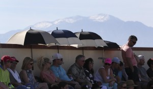 I fan al riparo dal sole durante il match femminile tra Vesnina e Kuznetsova