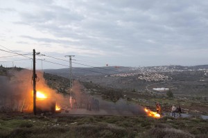 Incendi lungo l'insediamento di Amona