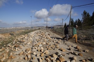 Le forze di polizia israeliana hanno bloccato la strada con delle pietre per evitare il ritorno degli abitanti di Amona