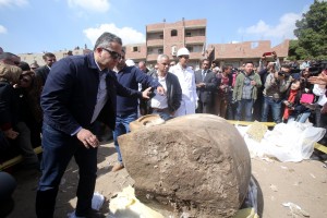 Archeologi rimuovono la copertura da una parte della statua