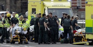 Le ambulanze portano via i turisti feriti sul ponte