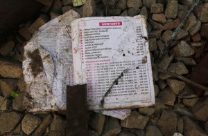 Un libro danneggiato lungo la linea ferroviaria 