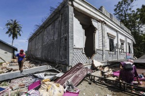 foto 1 i gravi danni causati dal terremoto a Sumatra