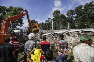 foto 3 soccorritori scavano tra le macerie