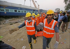 Alcuni membri dell’Ndrf trasportano in barella le vittime