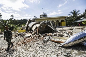 foto 9 un soldato ispeziona una moschea crollata dopo la scossa