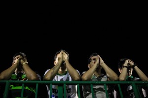 giovani tifosi della squadra brasiliana in lacrime