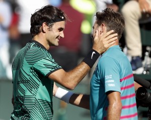 Re Roger saluta affettuosamente Stanislas Wawrinka a seguito del match