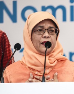 Un primo piano di Halimah Jacob mentre pronuncia il suo discorso dopo l'elezione.