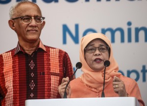 La nuova Presidente eletta di Singapore, Halimah Yacob durante il discorso ai suoi sostenitori. Accanto a lei, il marito Mohammad Abdullah Alhabshee 