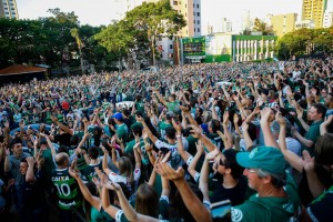 i tifosi del Chapecoense si sono radunati nelle strade cittadine