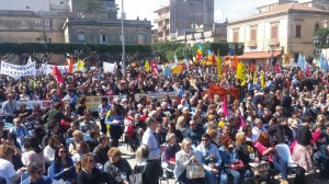 Migliaia di persone nella centralissima Piazza dei Martiri