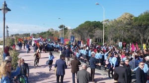 Il corteo sul lungomare di Locri