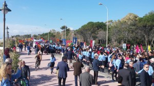 Il corteo sul lungomare di Locri