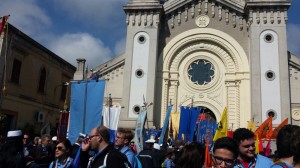 Il corteo tra le strade della città