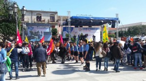 La piazza centrale di Locri con il palco