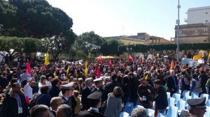 La piazza stracolma di scuole e giovani