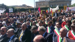 Le istituzioni in piazza