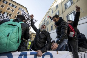 Un momento della manifestazione contro la direttiva Bolkestein a Montecitorio.