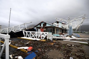 Sezioni di tetti sul terreno e piloni della luce abbattuti nel Queensland