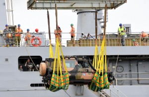 Una nave soccorso porta rifornimenti di emergenza e attrezzature speciali