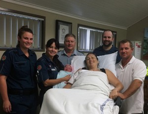 La piccola Billyanna è nata, mentre fuori imperversava la tempesta, in una rimessa per le ambulanze del Queensland