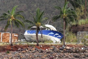 Un’imbarcazione spinta sulla terraferma dalla forza del ciclone