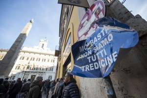  Tredicine sono considerati essere i boss della vendita ambulante. Qui uno striscione di manifestanti che ne prendono le distanze