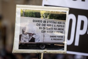 Un cartello che mostra una frase attribuita a Pertini. Il blogger Matteo Gracis ha da tempo chiarito che questa frase non è stata pronunciata dall'ex Presidente della Repubblica