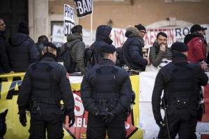 La polizia tiene d'occhio i manifestanti a Montecitorio.