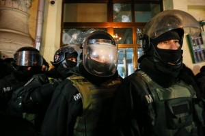 poliziotti ucraini stanno di guardia di fronte alla banca russa Sberban