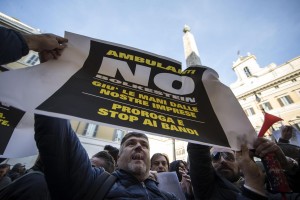 Le richieste dei manifestanti sintetizzate in questo manifesto: proroga alle concessioni e stop ai nuovi bandi