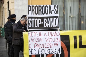 Altro manifesto con le richieste dei manifestanti e un attacco ai privilegi dei politici