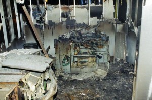 I resti di una stanza devastata dall’incendio